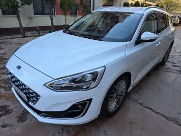 Ford Focus Vignale AUTOMAT LED Sync3 Keyless BLIS HUD