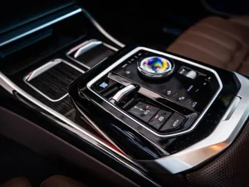 BMW 750  e xDrive Hybrid  Pano  Bowers&Wilkins