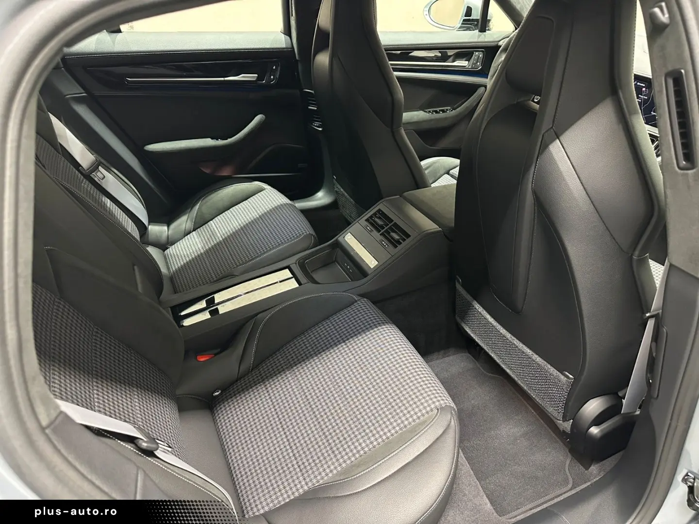 PORSCHE Panamera GTS  SPORT-DESIGN-PAKET 1. HAND