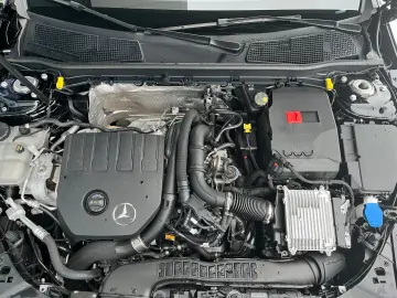 MERCEDES-BENZ CLA 200 Coupé AMG Line  LED Pano Keyless