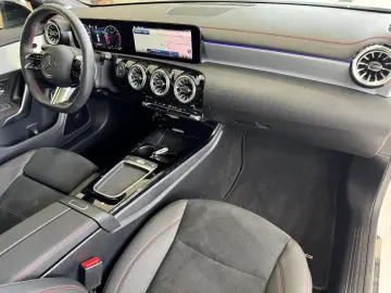 MERCEDES-BENZ CLA 200 AMG Line Edition Night Pano Burm. ACC