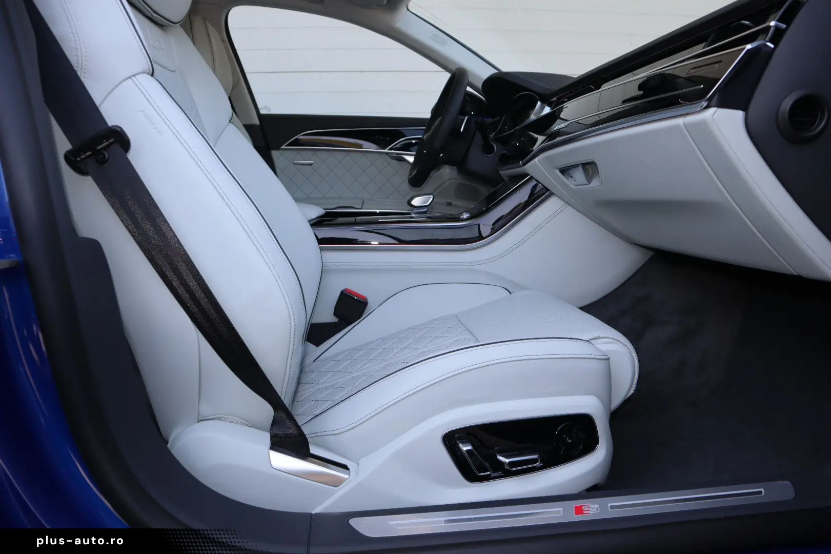 AUDI A8L 60 TFSIe lang EXCLUSIVE S-LINE UPE 183.530 -