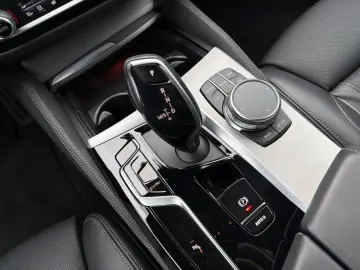 BMW 530d xDr Tour M Sport Pano AHK Laser HuD LCProf