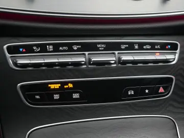 MERCEDES-BENZ E 300 e 9G-Tronic  AMG Navi Temp Kamera Side