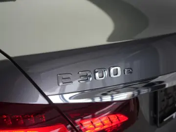 MERCEDES-BENZ E 300 e 9G-Tronic  AMG Navi Temp Kamera Side