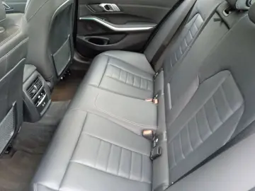 BMW 320 i Limousine Luxury Line Aut. NAVI LEDER GLAS