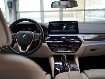BMW 530i xDrive Luxury Line  Komfortsitze Laserlicht