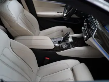 BMW 530i xDrive Luxury Line  Komfortsitze Laserlicht