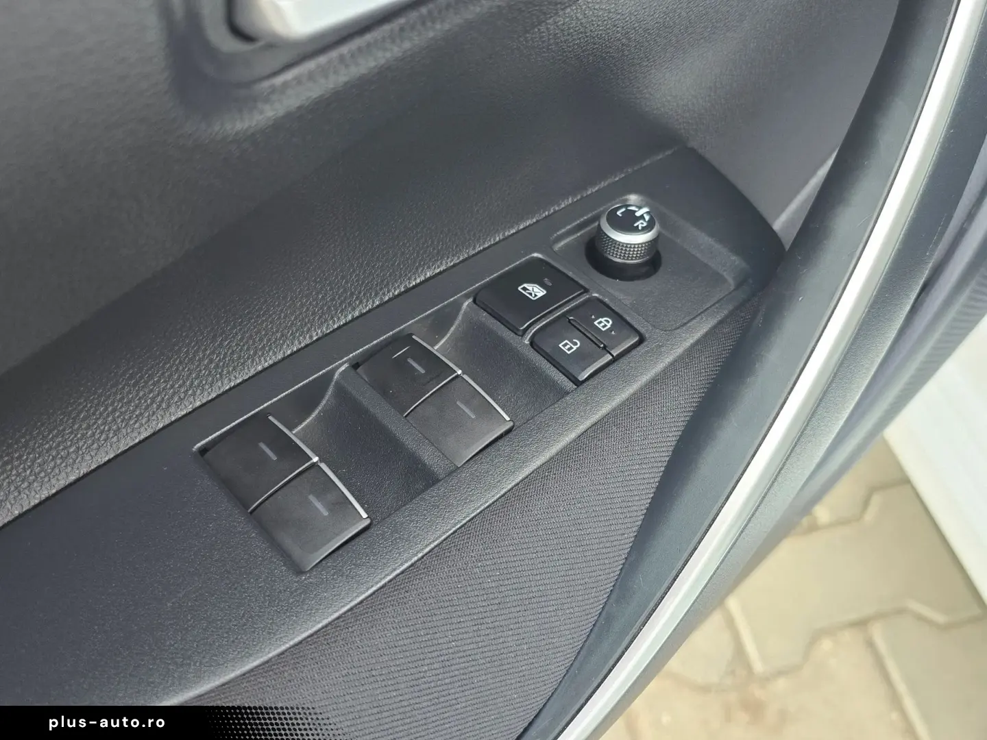 Toyota Corolla Hybrid - Business