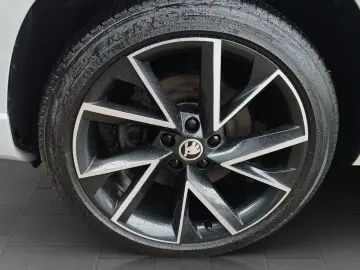 SKODA Karoq 2.0 TSI Sportline 4x4 DSG 4xSHZ ACC AHK LM