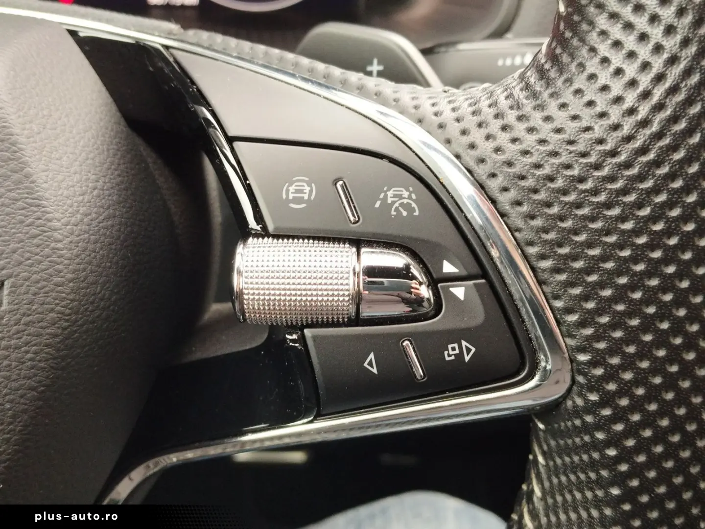 SKODA Karoq 2.0 TSI Sportline 4x4 DSG 4xSHZ ACC AHK LM