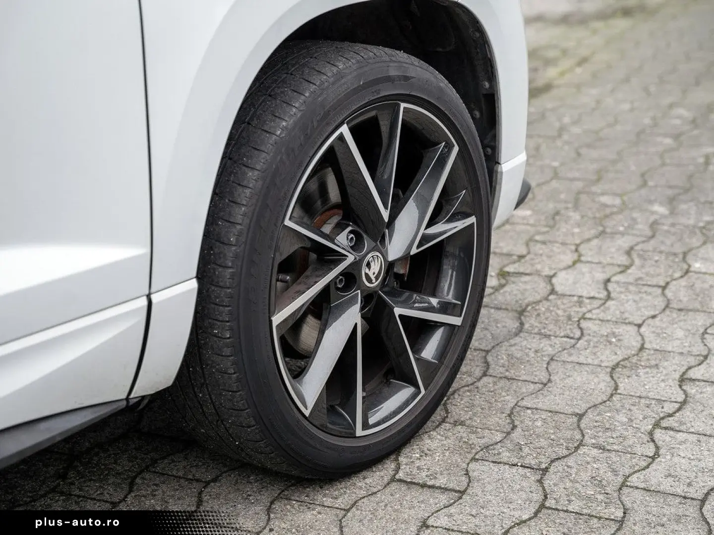 SKODA Karoq 2.0 TDI Sportline 4x4 AHK NAVI ACC DCC KAM