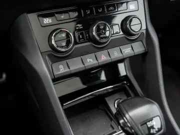 SKODA Karoq 2.0 TDI Sportline 4x4 AHK NAVI ACC DCC KAM