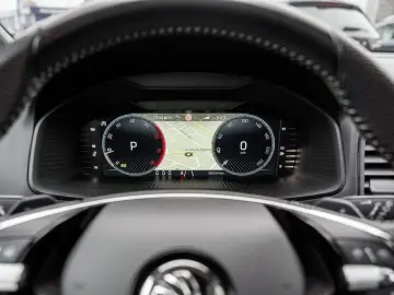 SKODA Karoq 2.0 TDI Sportline 4x4 AHK NAVI ACC DCC KAM