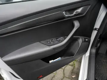 SKODA Karoq 2.0 TDI Sportline 4x4 AHK NAVI ACC DCC KAM