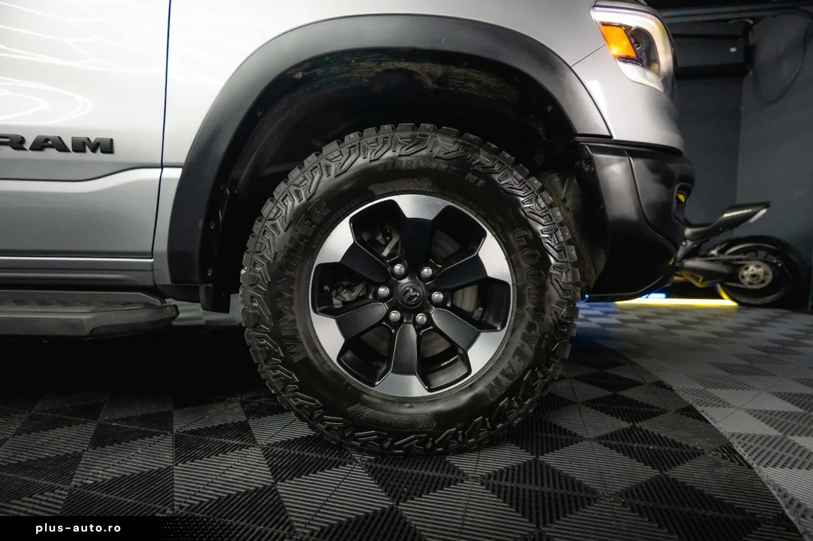 DODGE RAM 5.7 V8 HEMI 4x4