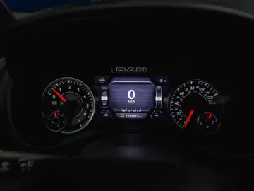 DODGE RAM 5.7 V8 HEMI 4x4 OFFROAD Night Limited 19%