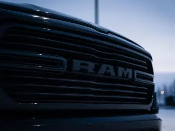 DODGE RAM 5 7 Hemi  4x4  Leder BLIS SHZ  Fernstart