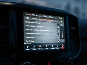 DODGE RAM 5 7 Hemi  4x4  Leder BLIS SHZ  Fernstart