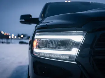 DODGE RAM 5 7 Hemi  4x4  Leder BLIS SHZ  Fernstart