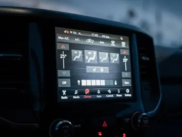 DODGE RAM 5 7 Hemi  4x4  Leder BLIS SHZ  Fernstart