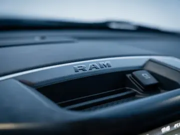 DODGE RAM 5 7 Hemi  4x4  Leder BLIS SHZ  Fernstart