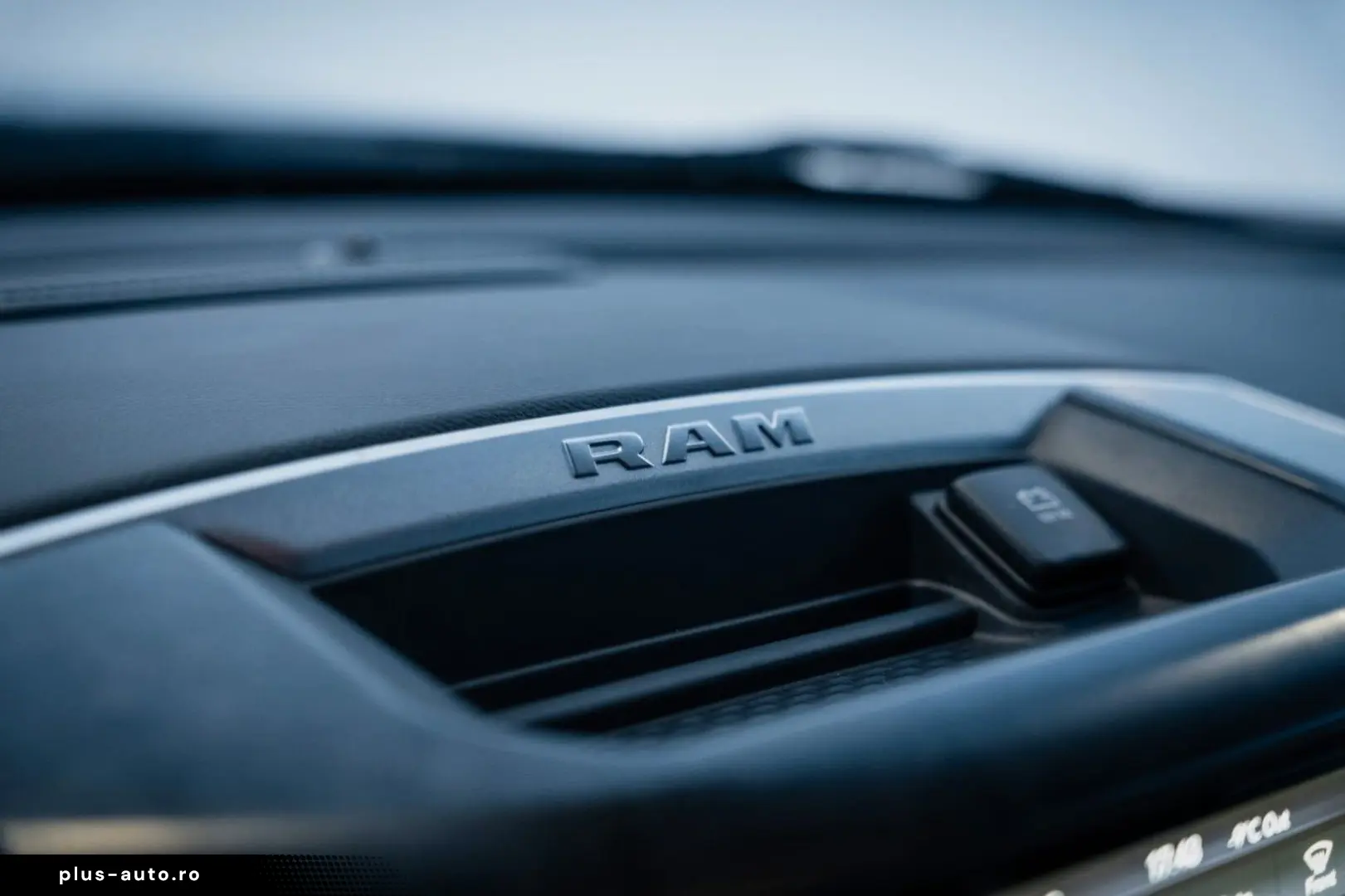 DODGE RAM 5 7 Hemi  4x4  Leder BLIS SHZ  Fernstart