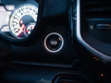 DODGE RAM 5 7 Hemi  4x4  Leder BLIS SHZ  Fernstart