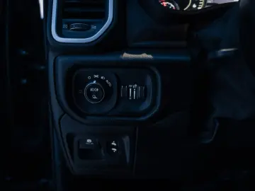 DODGE RAM 5 7 Hemi  4x4  Leder BLIS SHZ  Fernstart