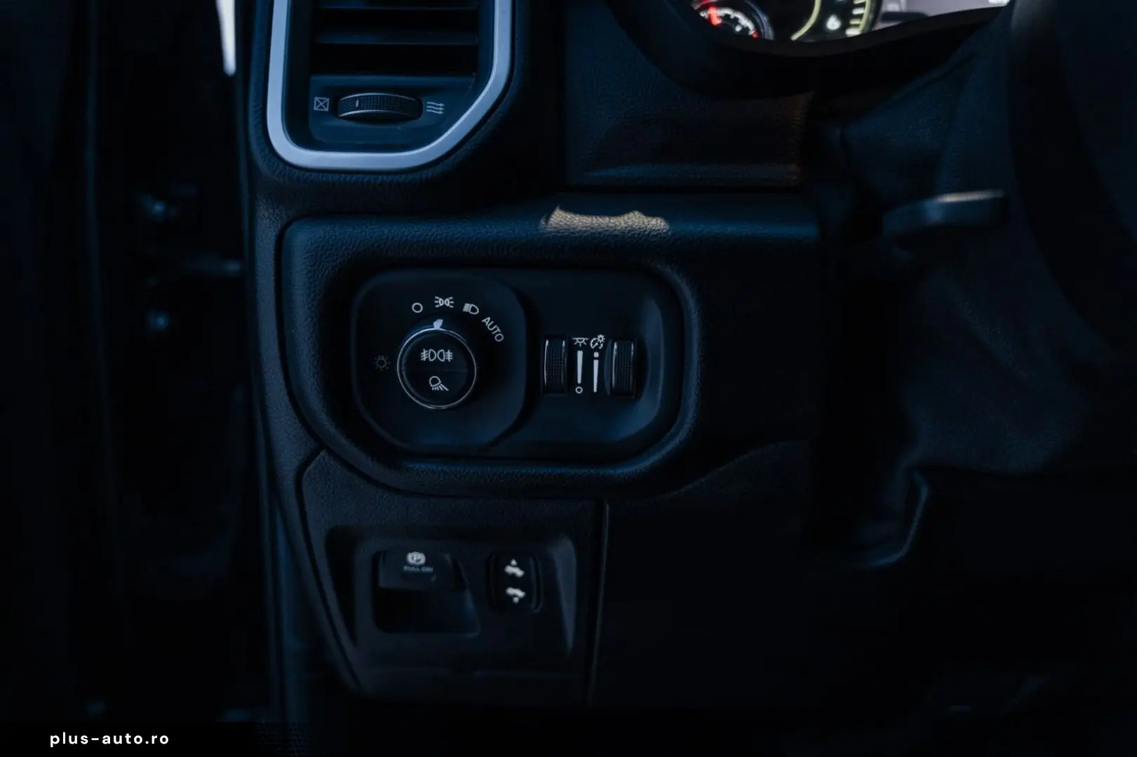 DODGE RAM 5 7 Hemi  4x4  Leder BLIS SHZ  Fernstart