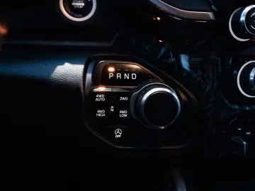 DODGE RAM 5 7 Hemi  4x4  Leder BLIS SHZ  Fernstart