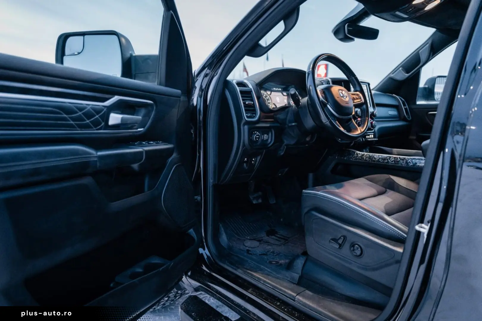 DODGE RAM 5 7 Hemi  4x4  Leder BLIS SHZ  Fernstart