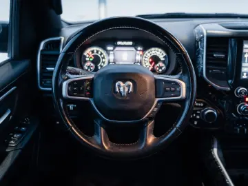 DODGE RAM 5 7 Hemi  4x4  Leder BLIS SHZ  Fernstart