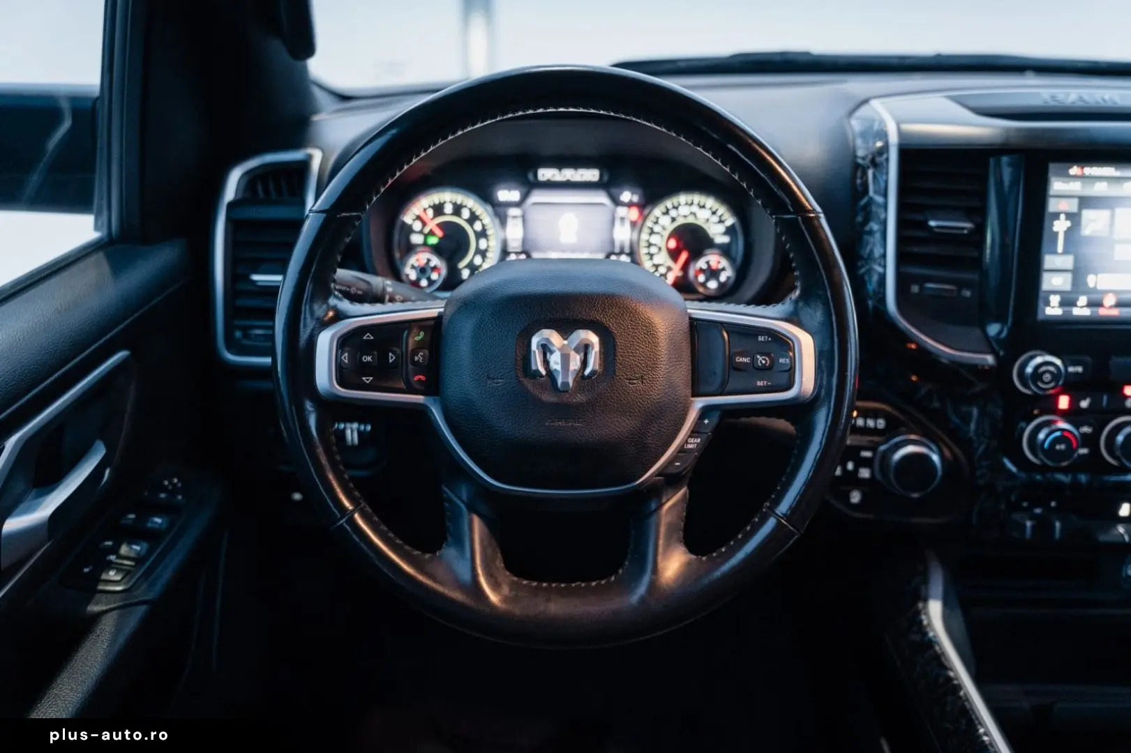 DODGE RAM 5 7 Hemi  4x4  Leder BLIS SHZ  Fernstart