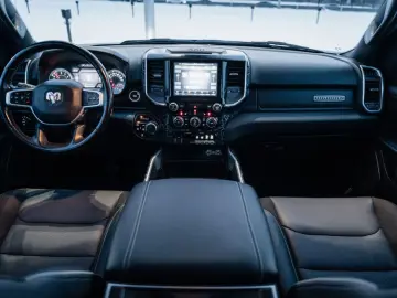 DODGE RAM 5 7 Hemi  4x4  Leder BLIS SHZ  Fernstart