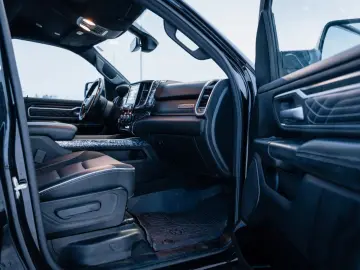 DODGE RAM 5 7 Hemi  4x4  Leder BLIS SHZ  Fernstart