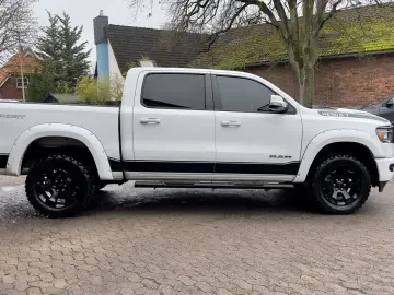 DODGE V8 4X4 OFF-ROAD LARAMIE SPORT LED AHK GARANTE