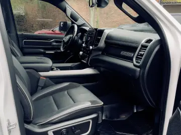 DODGE V8 4X4 OFF-ROAD LARAMIE SPORT LED AHK GARANTE