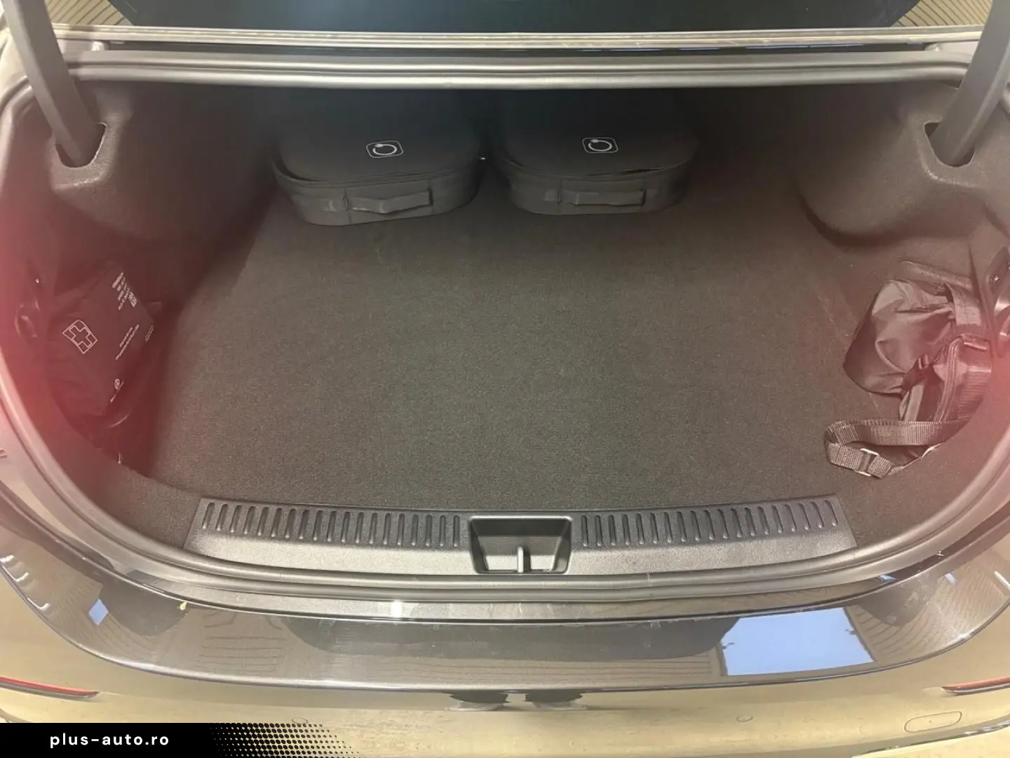 MERCEDES-BENZ E 300 e Avantgarde Distronic AHK Digital Light