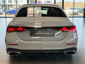 MERCEDES-BENZ E 300 de AMG Line Premium Plus Pano Ni&hellip;