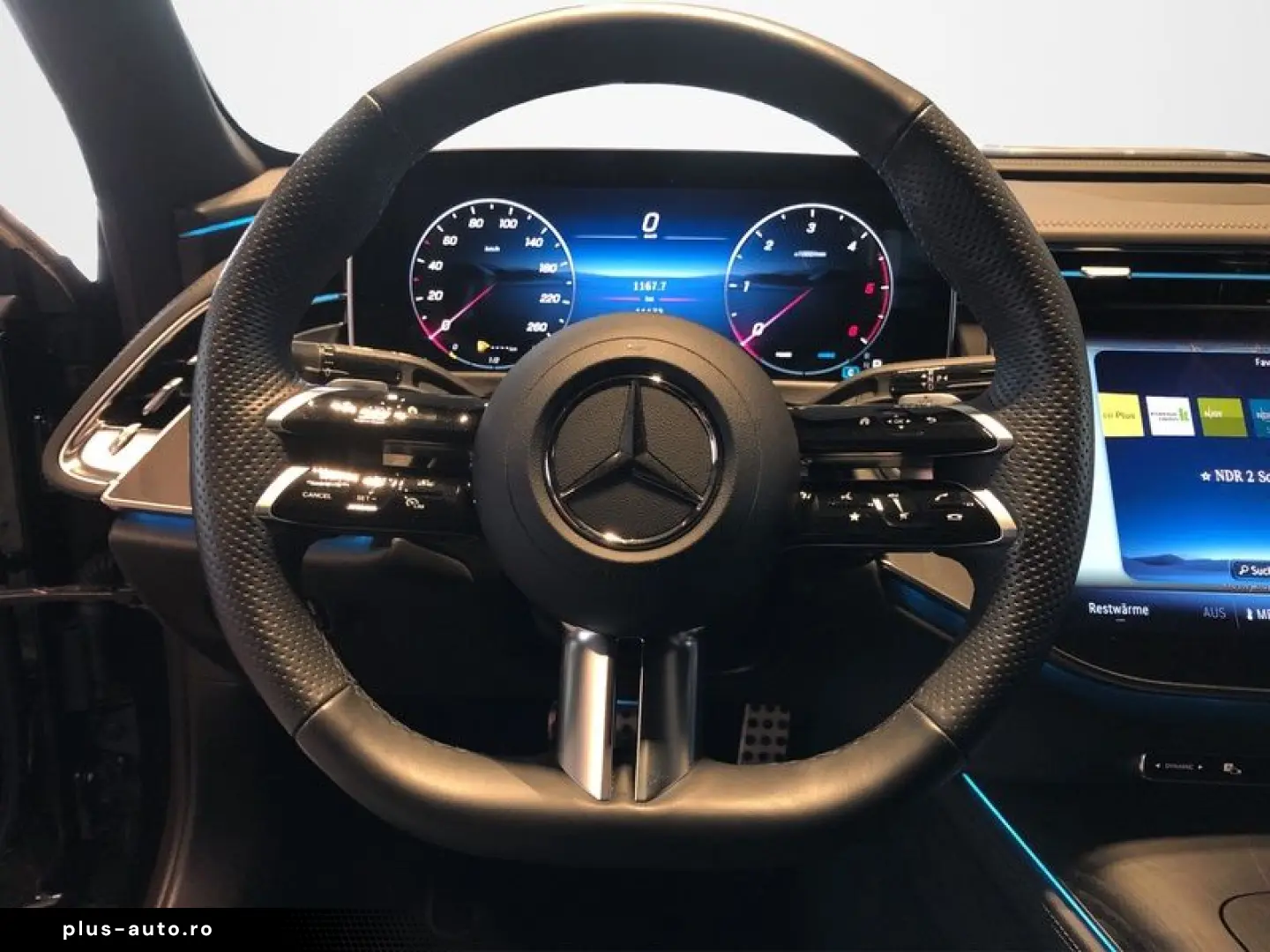 MERCEDES-BENZ E 220 d AMG AHK SHZ LED MBUX KLIMA