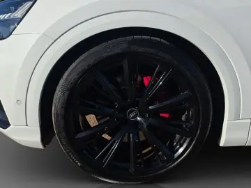 AUDI Q8 55 TFSI e quattro