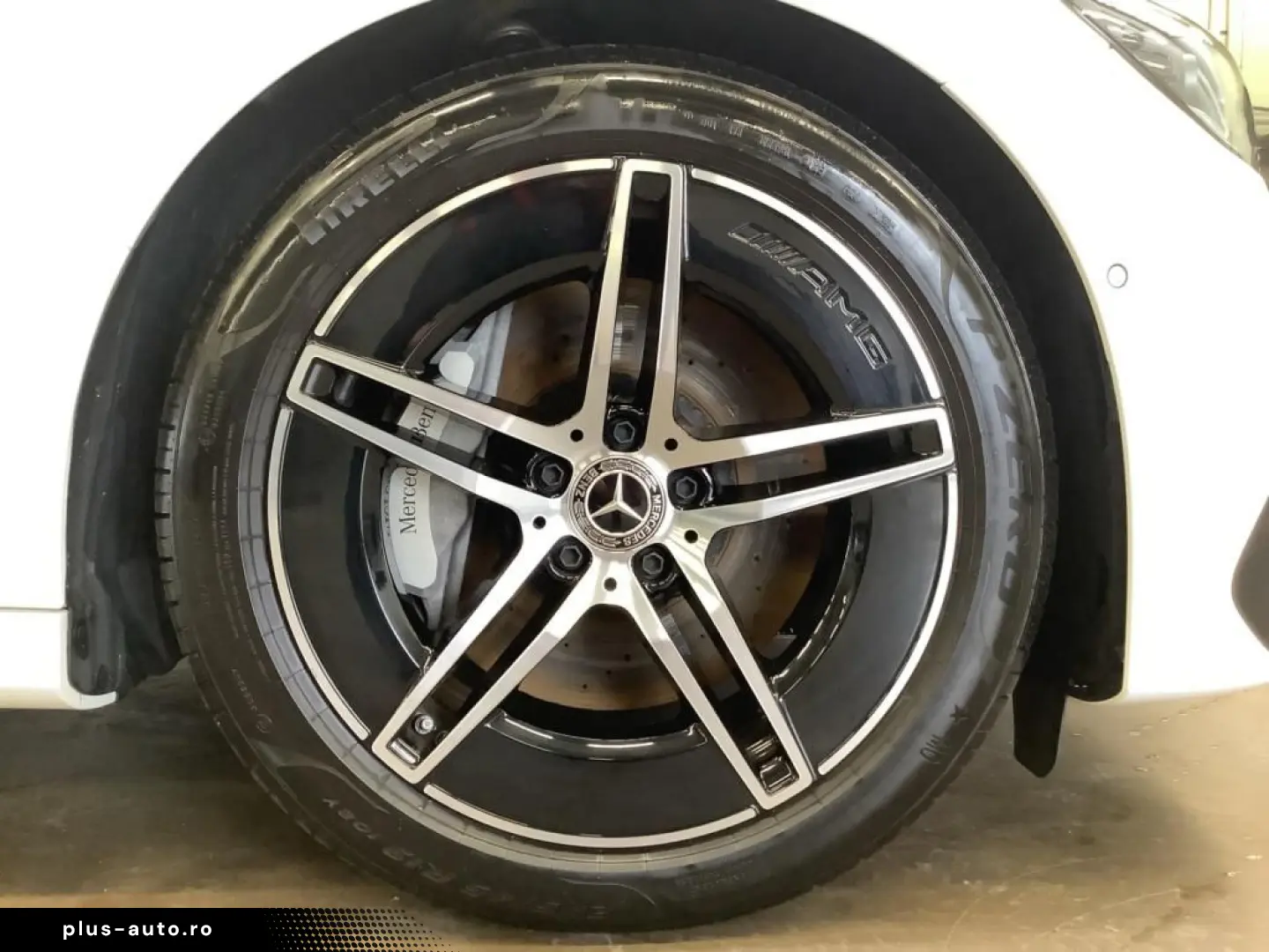 MERCEDES-BENZ E 200 AMG SUPERSCREEN