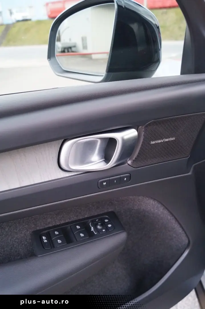 VOLVO XC40 B3 Benzin 2WD Plus Dark DKG Leder AHK Pixel