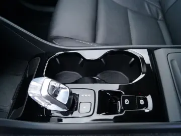 VOLVO XC40 B3 Benzin 2WD Plus Dark DKG Leder AHK Pixel