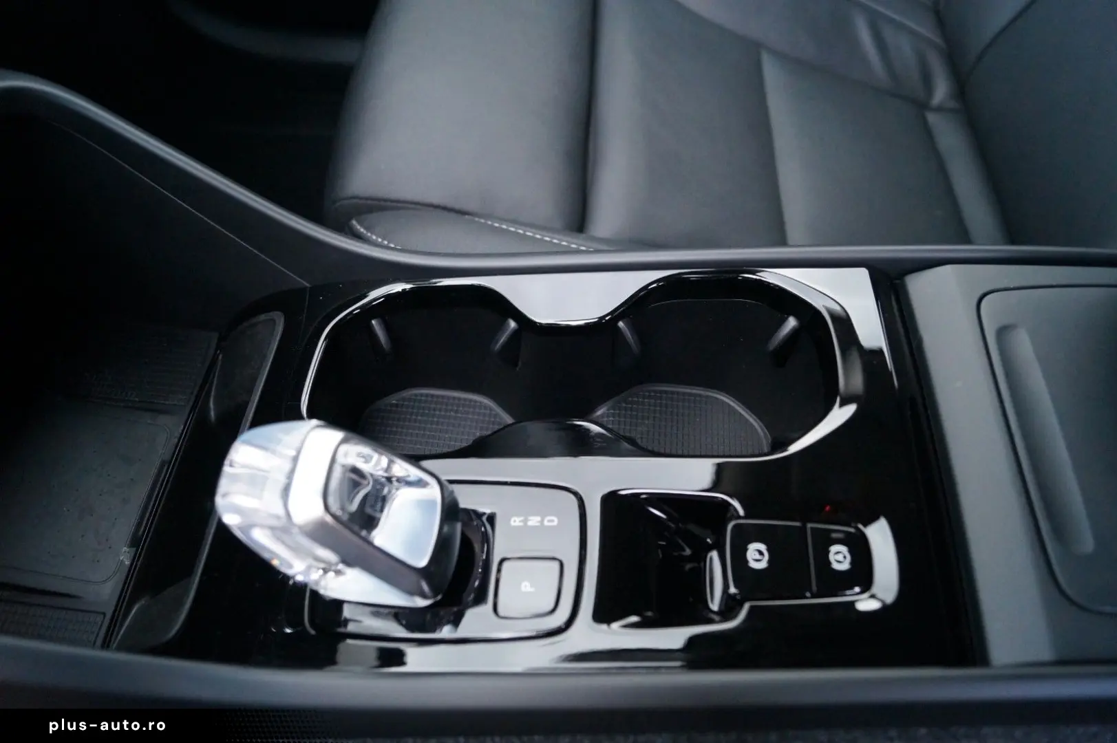 VOLVO XC40 B3 Benzin 2WD Plus Dark DKG Leder AHK Pixel