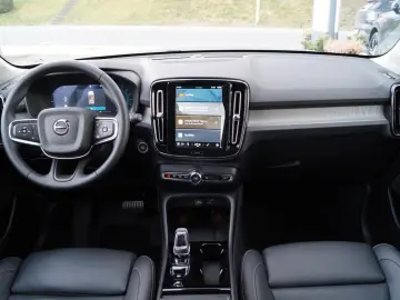 VOLVO XC40 B3 Benzin 2WD Plus Dark DKG Leder AHK Pixel
