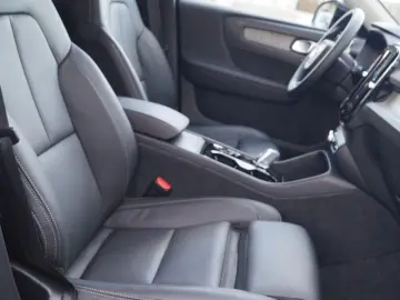 VOLVO XC40 B3 Benzin 2WD Plus Dark DKG Leder AHK Pixel