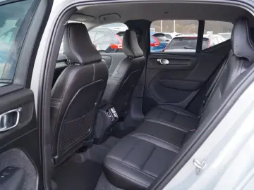 VOLVO XC40 B3 Benzin 2WD Plus Dark DKG Leder AHK Pixel