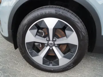 VOLVO XC40 B3 Benzin 2WD Plus Dark DKG Leder AHK Pixel